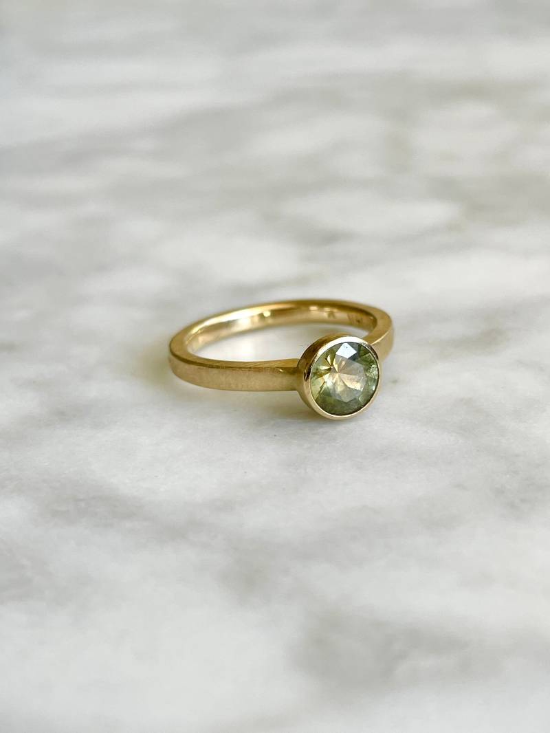 Handgefertigter 14K Gold, .97Ct Bi-Color Montana Saphir Verlobungsring, Größe 6 von BeneGesseritLitany