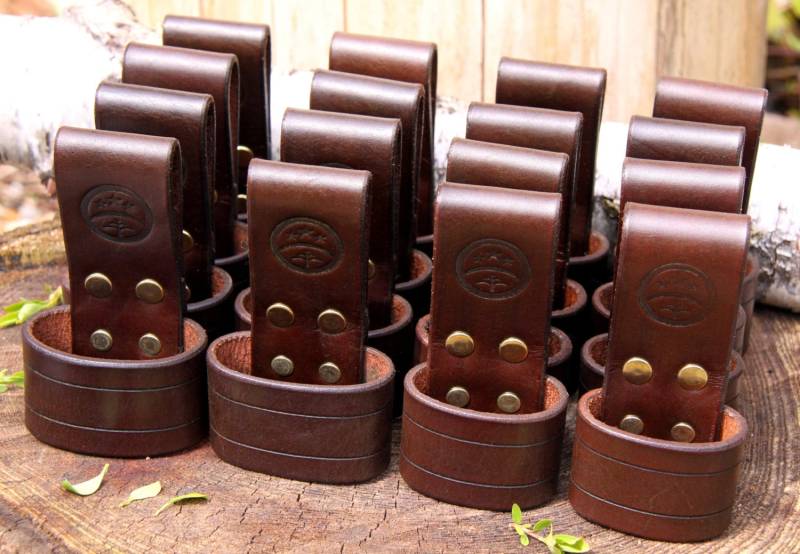 Handgefertigte Gürtelschlaufe/Beilhalter Aus Braunem Leder Mit Prägung Kleinere Größe von BeneathTheStars1