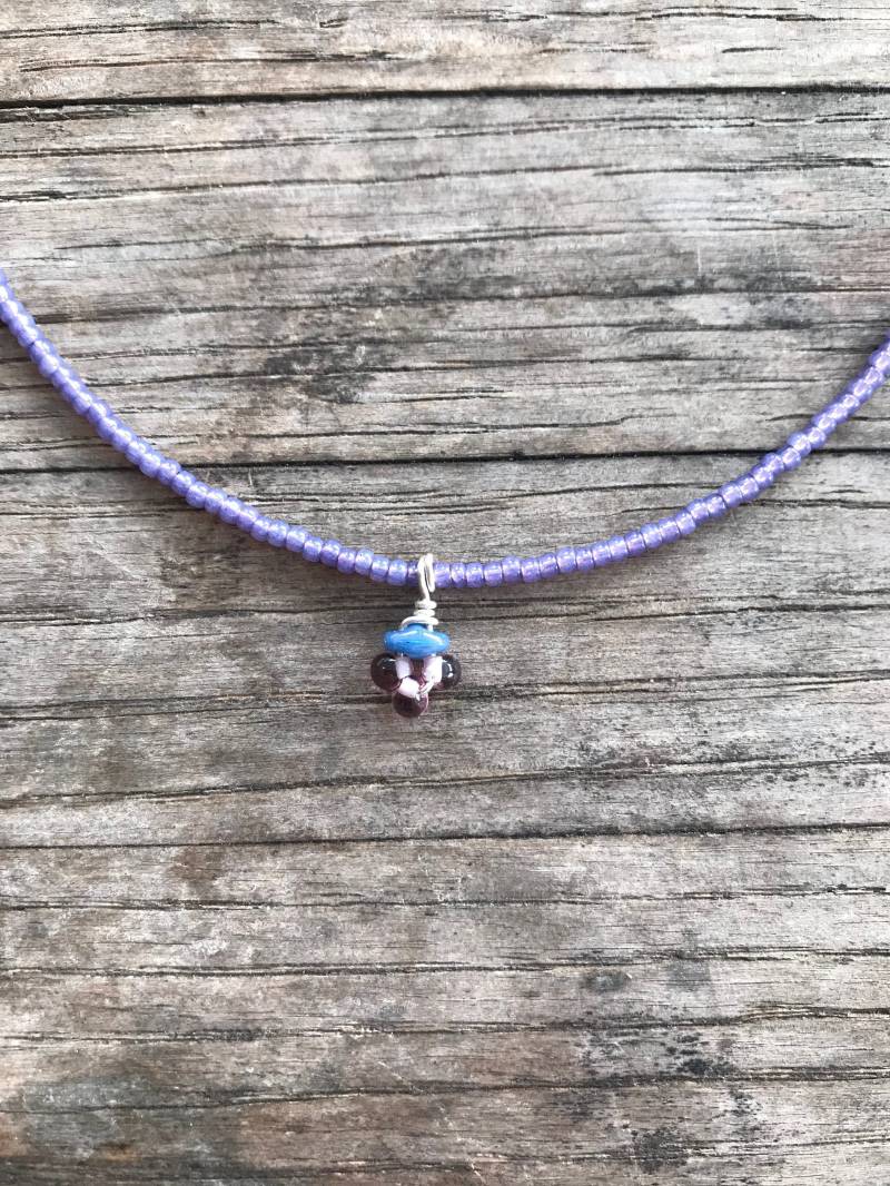 Schimmern Lavendel Perlen Charm Halskette von BenedickandBeatrice