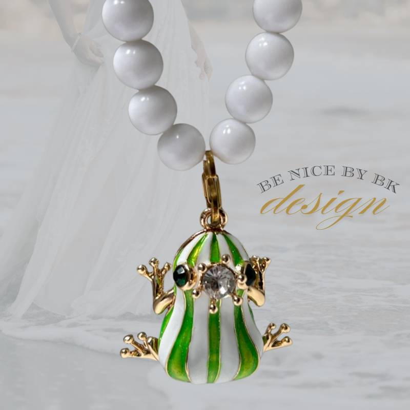 Lange Kette Mit Anhänger Frosch Und Weißen Acryl Perlen - Halskette Damen Im Layering Look Handmade Schmuck Boho Style von BenicebyBK