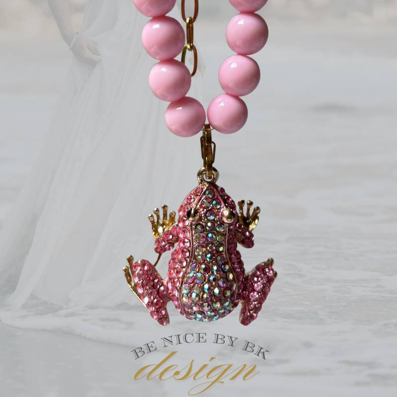 Lange Kette Mit Anhänger Rosa Glitzer Frosch Im Boho Style - Statement Schmuck Geschenke Für Frauen Perlenkette Damen von BenicebyBK