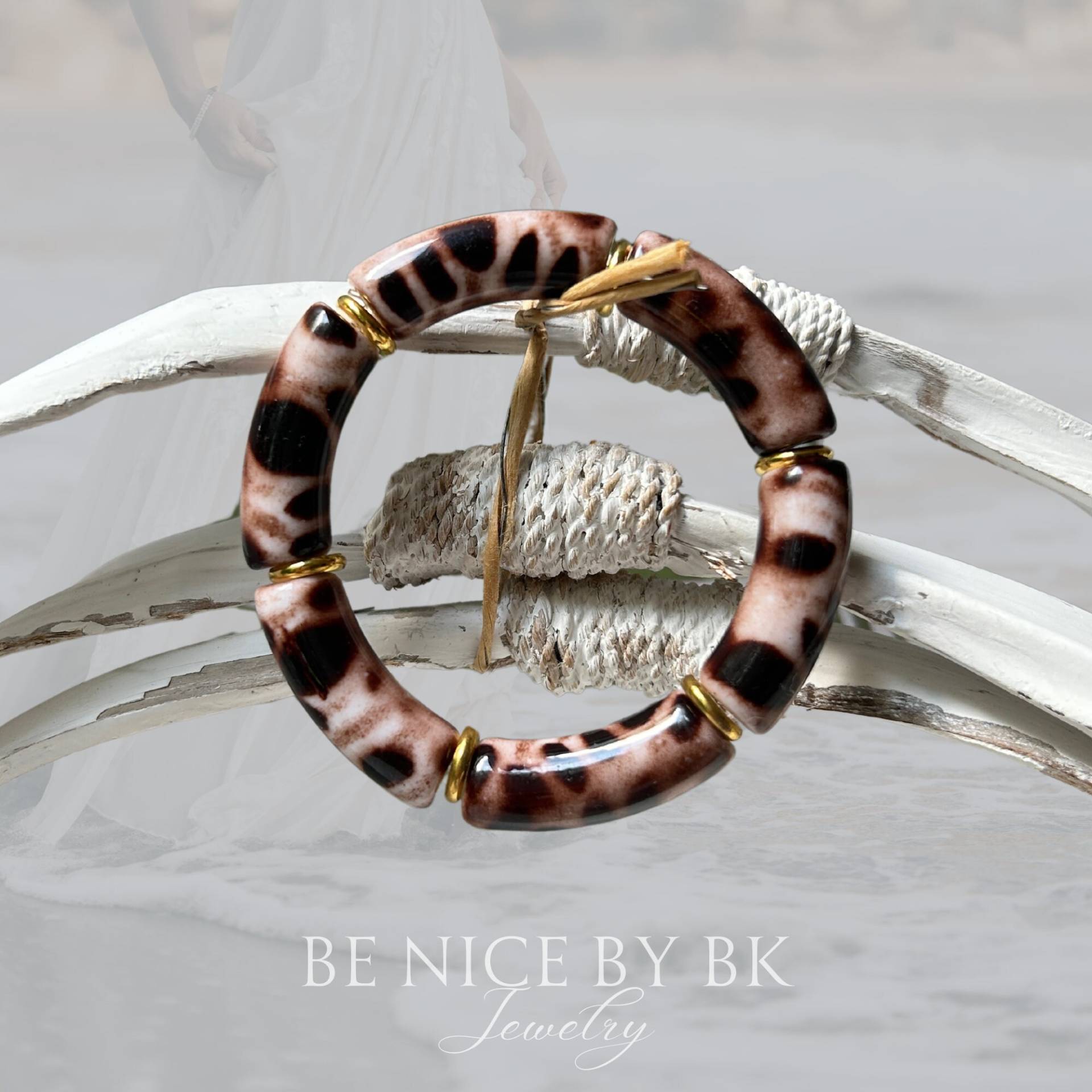 Leo Armreif Mit Acryl Tube Perlen Im Boho Style, Damen Leopard, Schmuck Geschenk Freundin, Hochwertiger Modeschmuck Leo Armreif Mit Acryl Tube Perlen Im Boho Style, Damen Leopard, Schmuck Geschenk Freundin, Hochwertiger Modeschmuck von BenicebyBK