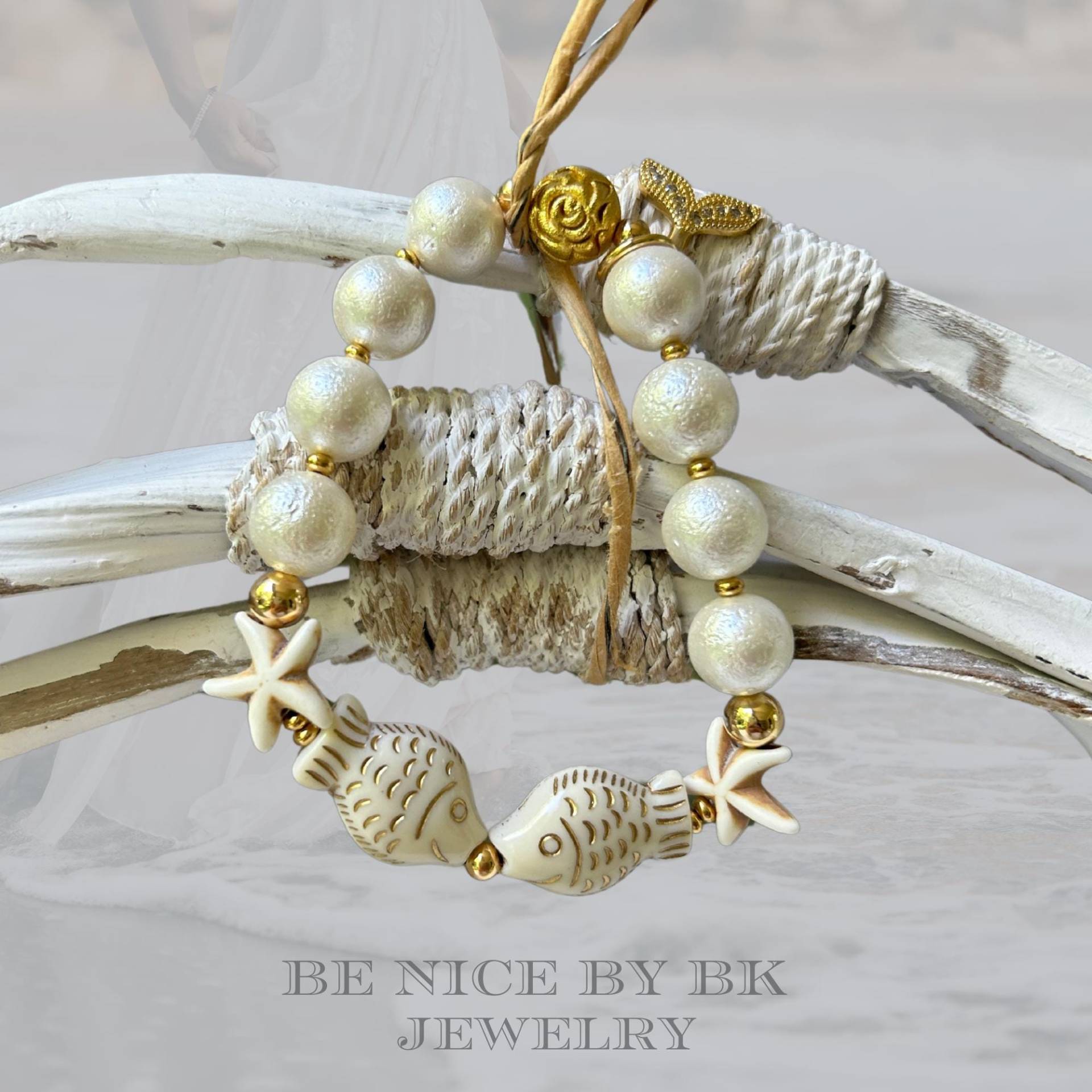 Perlenarmband Damen Im Boho Style Mit Fisch Perlen - Sommer Armband Schmuck-Trends 2025 Für Freundin Maritimer Schmuck Perlenarmband Damen Im Boho Style Mit Fisch Perlen - Sommer Armband Schmuck-Trends 2025 Für Freundin Maritimer Schmuck von BenicebyBK