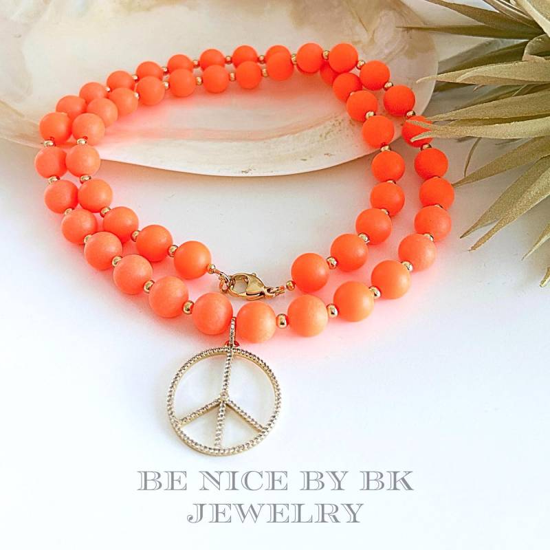 statement Kette Orange Mit Peace Anhänger - Layering Halskette Damen Für Freundin Schmuck Frauen statement Kette Orange Mit Peace Anhänger - Layering Halskette Damen Für Freundin Schmuck Frauen von BenicebyBK