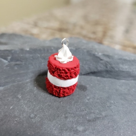 Red Velvet Cake Charm Red Velvet Cake Charm von BenignJewelry