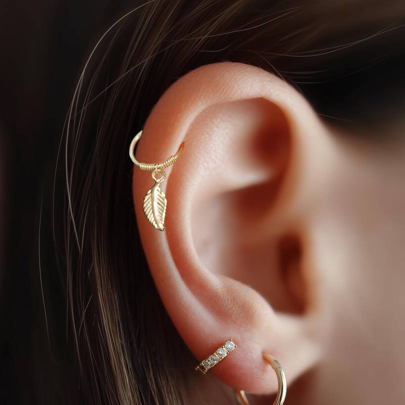 14K Solid Gold Filled Helix Hoop Ohrring, Gebogene Piercing Blatt Anhänger von Benittamoko
