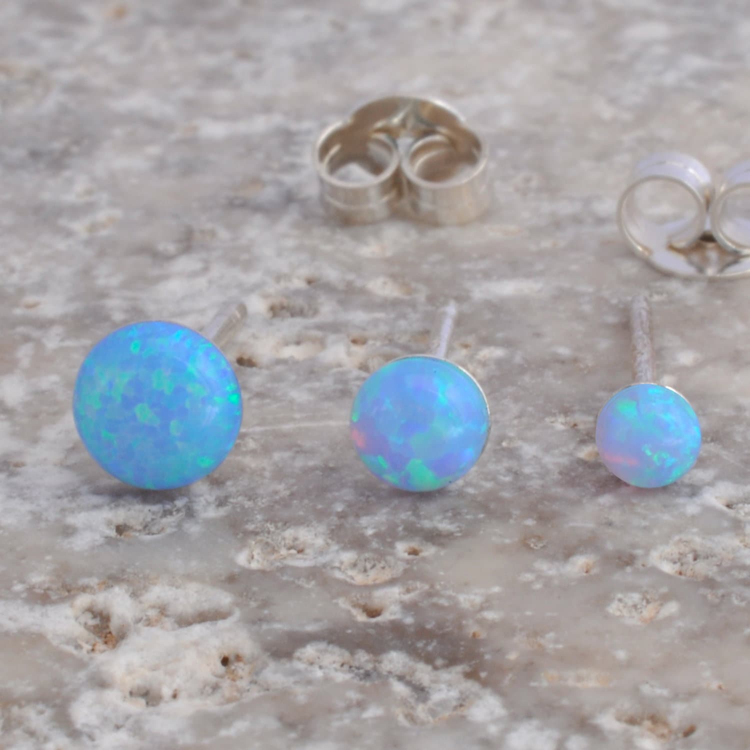 Opal Ohrringe Ohrstecker, Helix Piercing, Weißer Feuer Blauer Edelstein, Kleines Zierliches Geschenk Für Sie von Benittamoko