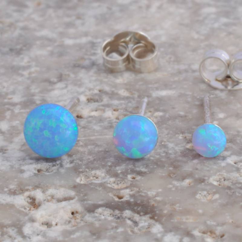 Opal Ohrringe Ohrstecker, Helix Piercing, Weißer Feuer Blauer Edelstein, Kleines Zierliches Geschenk Für Sie von Benittamoko