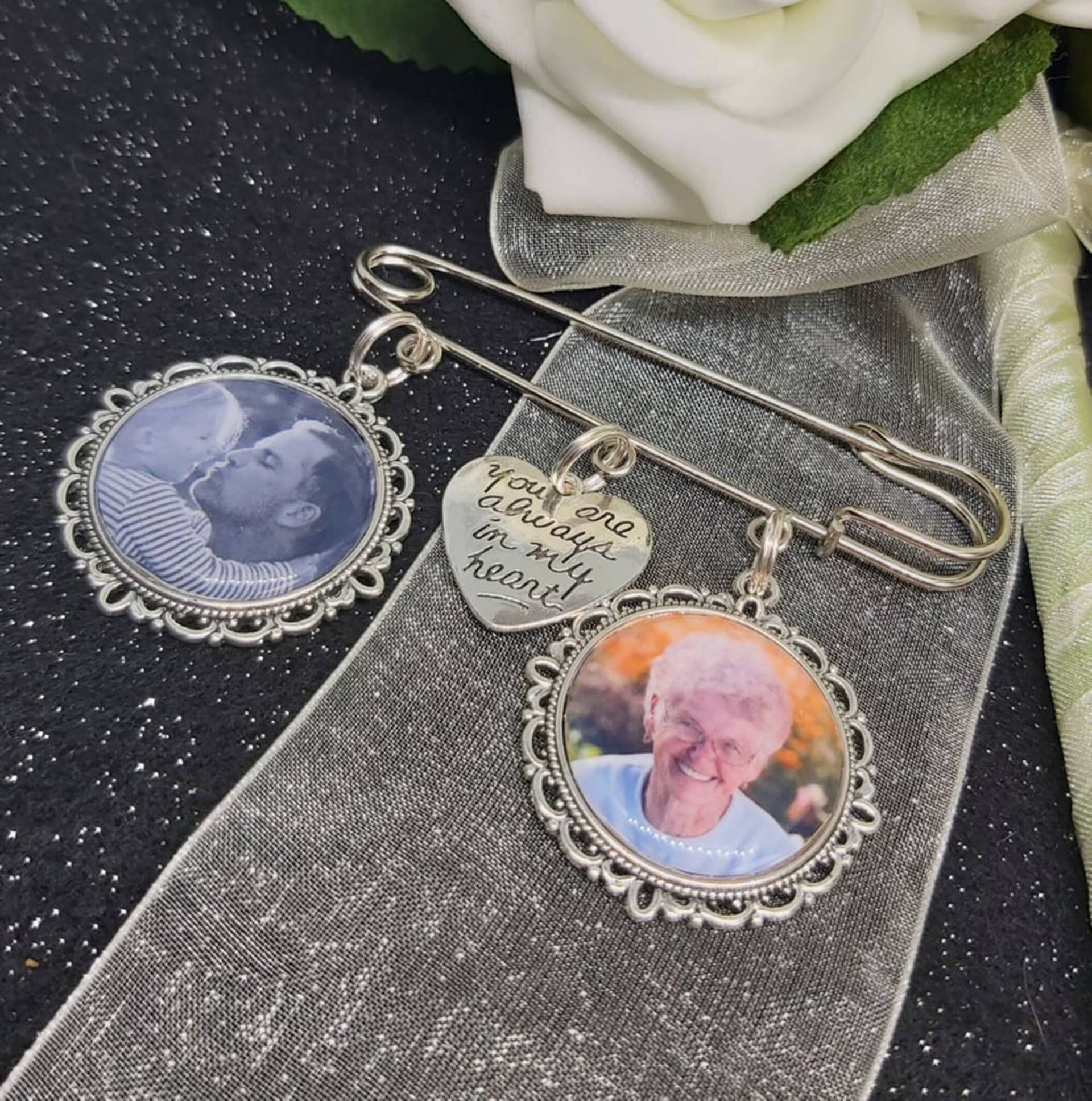 Immer in Meinem Herzen Bräutigam Foto Revers Kilt Pin Mit 3 4 Oder 5 Charms Erinnerungsbild Blumenstrauß Boutonniere Personalisiert in Memory Charm Immer in Meinem Herzen Bräutigam Foto Revers Kilt Pin Mit 3 4 Oder 5 Charms Erinnerungsbild Blumenstrauß Boutonniere Personalisiert in Memory Charm von BennyandMooJewellery