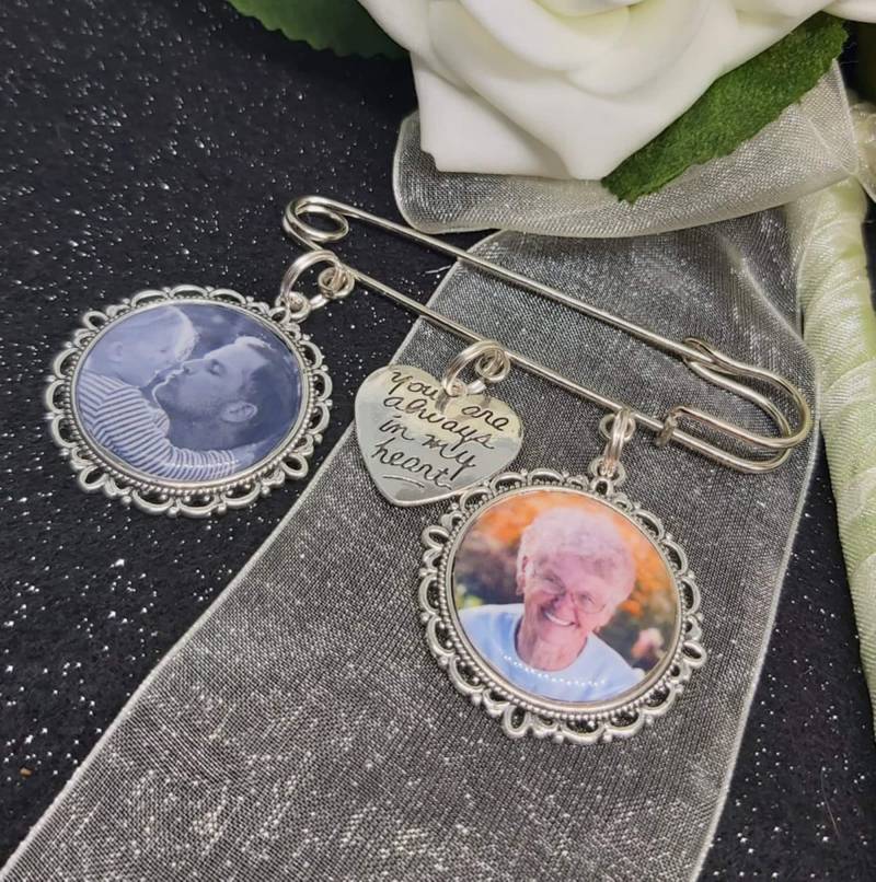 Immer in Meinem Herzen Bräutigam Foto Revers Kilt Pin Mit 3 4 Oder 5 Charms Erinnerungsbild Blumenstrauß Boutonniere Personalisiert in Memory Charm von BennyandMooJewellery