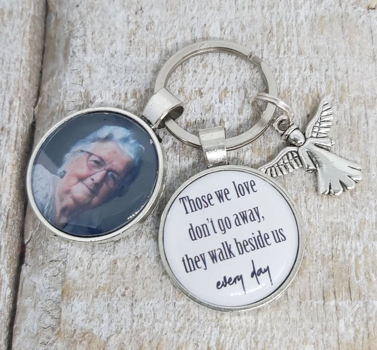 Doppelseitiges Bild Memorial Foto Schlüsselanhänger Und Charm "Diejenigen, Die Wir Lieben Gehen Nicht Weg Neben Uns Jeden Tag " Geliebte Andenken von BennyandMooJewellery