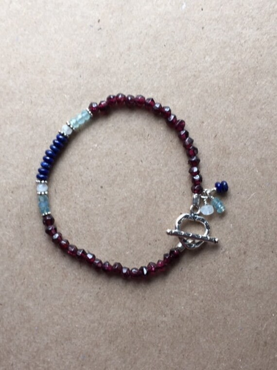 Granat Und Blues Armband Granat Und Blues Armband von BensonHandcrafted