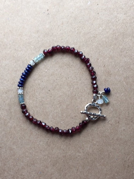 Granat Und Blues Armband Granat Und Blues Armband von BensonHandcrafted