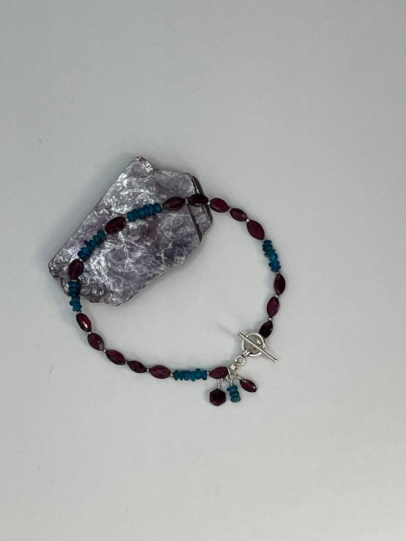 Granat Und Tealblaues Apatit Armband von BensonHandcrafted