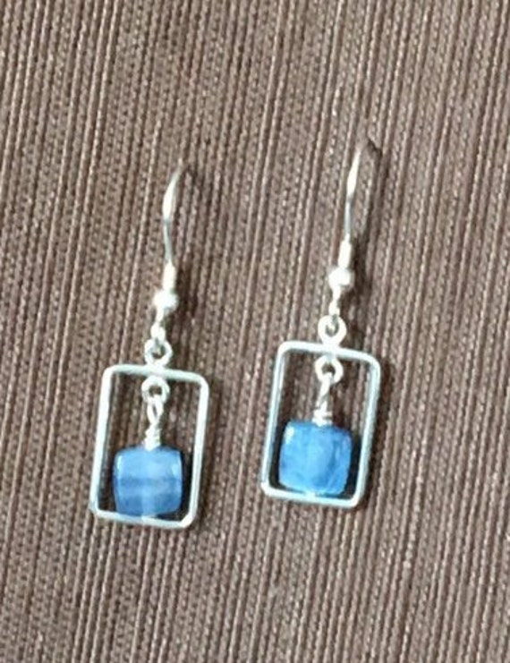 Handgemachte Denim Blau Kyanit Sterling Silber Ohrringe Handgemachte Denim Blau Kyanit Sterling Silber Ohrringe von BensonHandcrafted