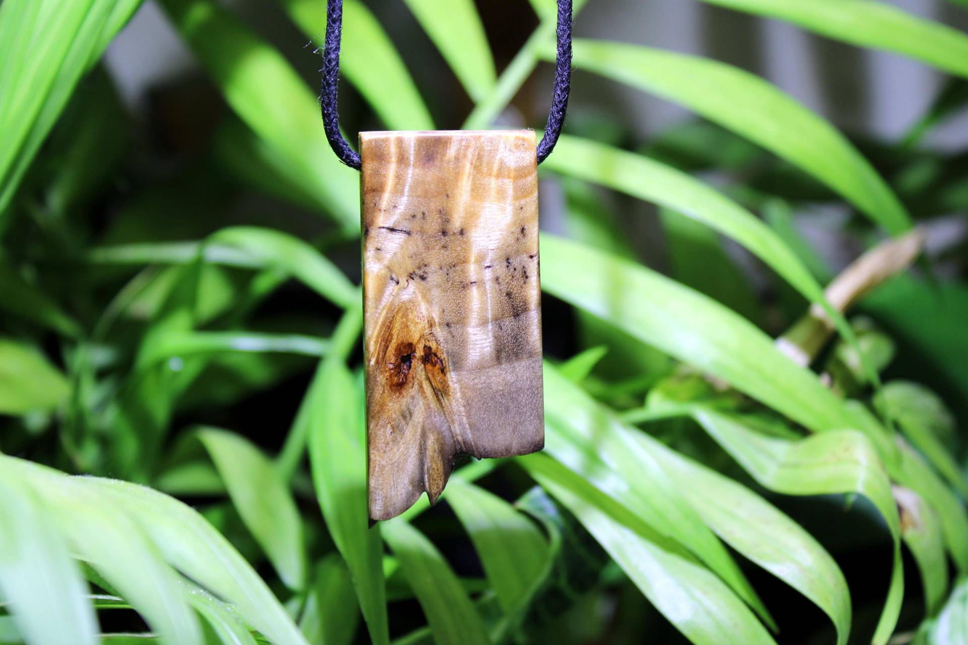 Einzigartiger Anhänger Aus Stabilisiertem Maserbirkenholz - Handgefertigter Holzschmuck, Elegant & Langlebig von BentwoodDesigns