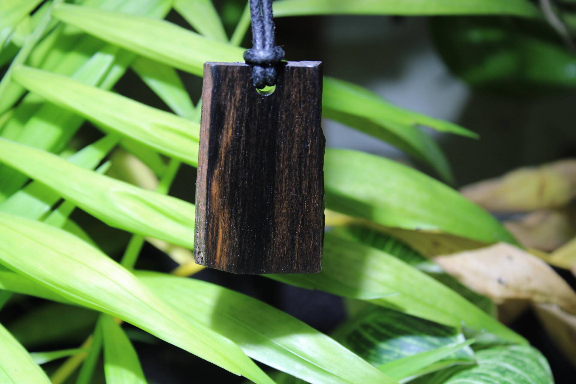 Handgefertigter Treibholzanhänger Makassar Ebenholz - Natürlicher Holzschmuck, Nachhaltig & Einzigartig von BentwoodDesigns
