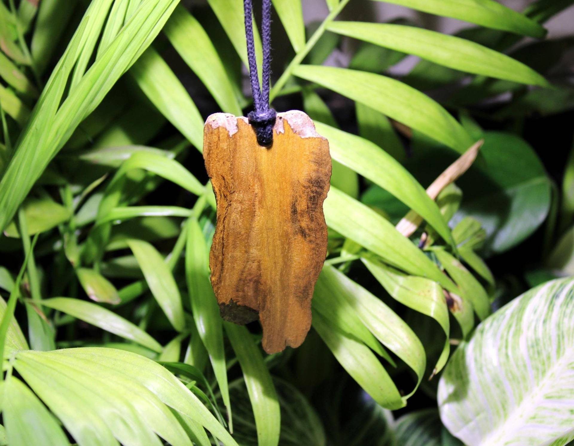 Handgefertigter Wurzelholz Anhänger Mit Naturkante - Natürlicher Holzschmuck, Nachhaltig & Einzigartig von BentwoodDesigns