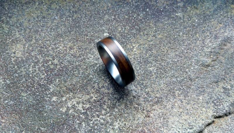 Titan Nussbaum Maserholz Bentwood Ring von BentwoodDesigns