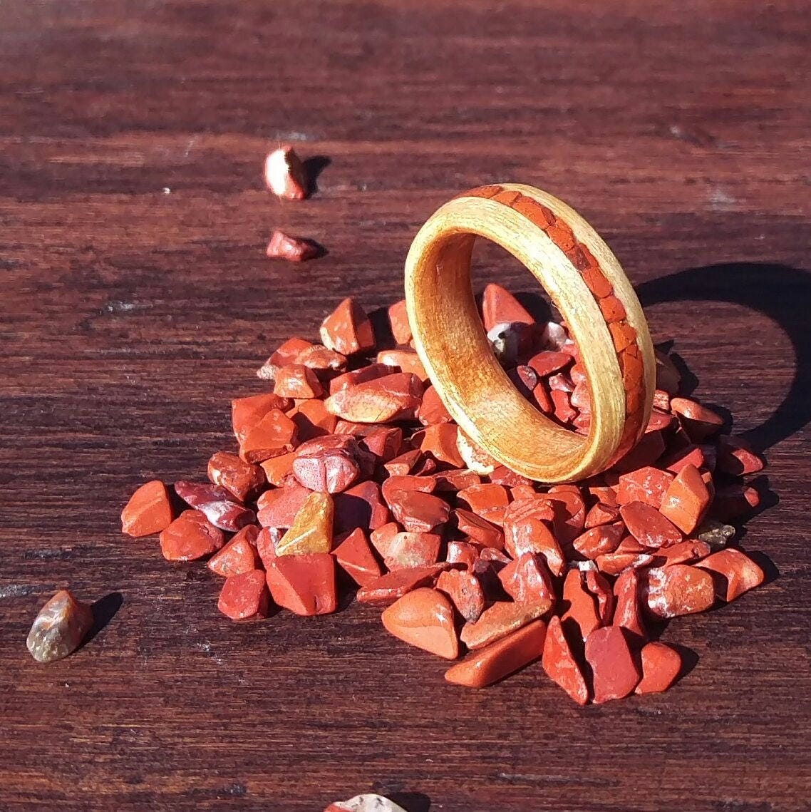 Esche Und Kirsche Bugholz Ring Mit Rotem Jaspis Inlay - "Rudi" Esche Und Kirsche Bugholz Ring Mit Rotem Jaspis Inlay - "Rudi" von BentwoodForge