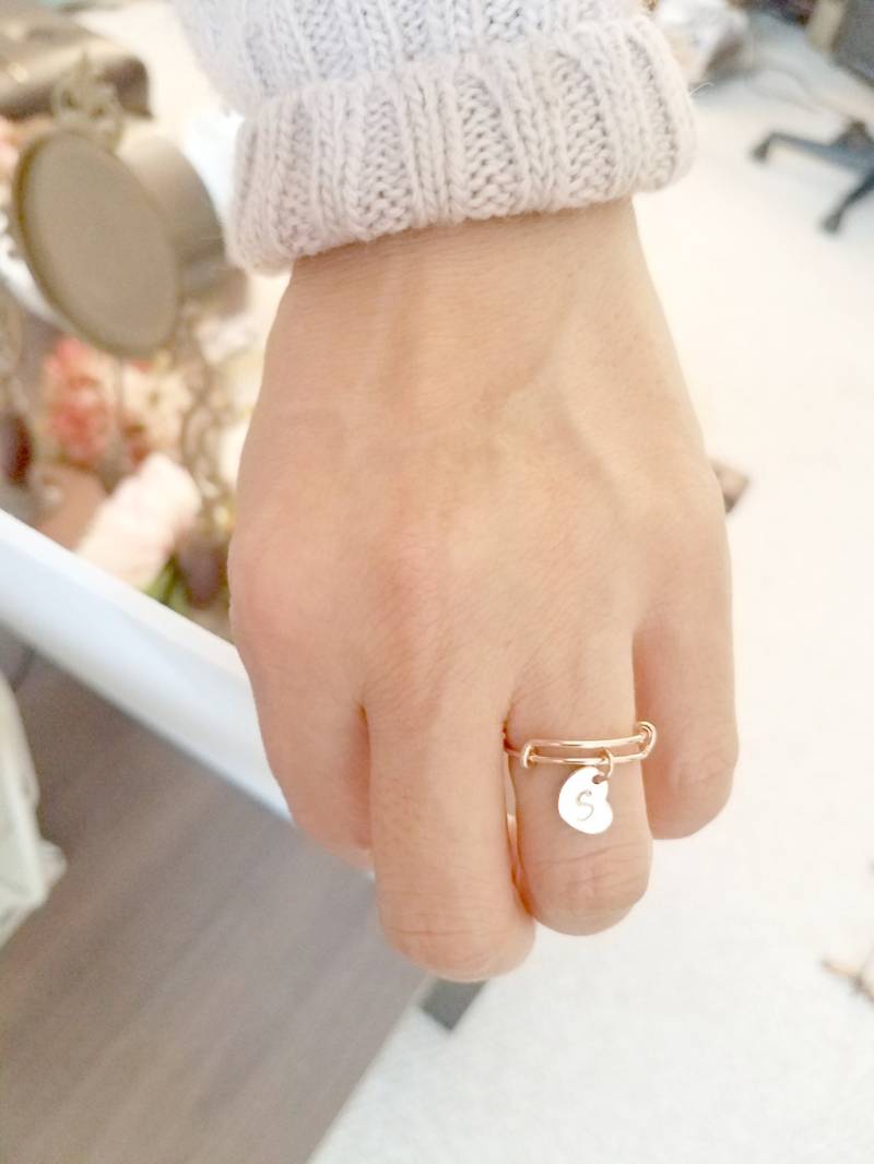 Personalisierter Armreif Ring 14K Rose Gold Herz Initial Ring von BenyDesign
