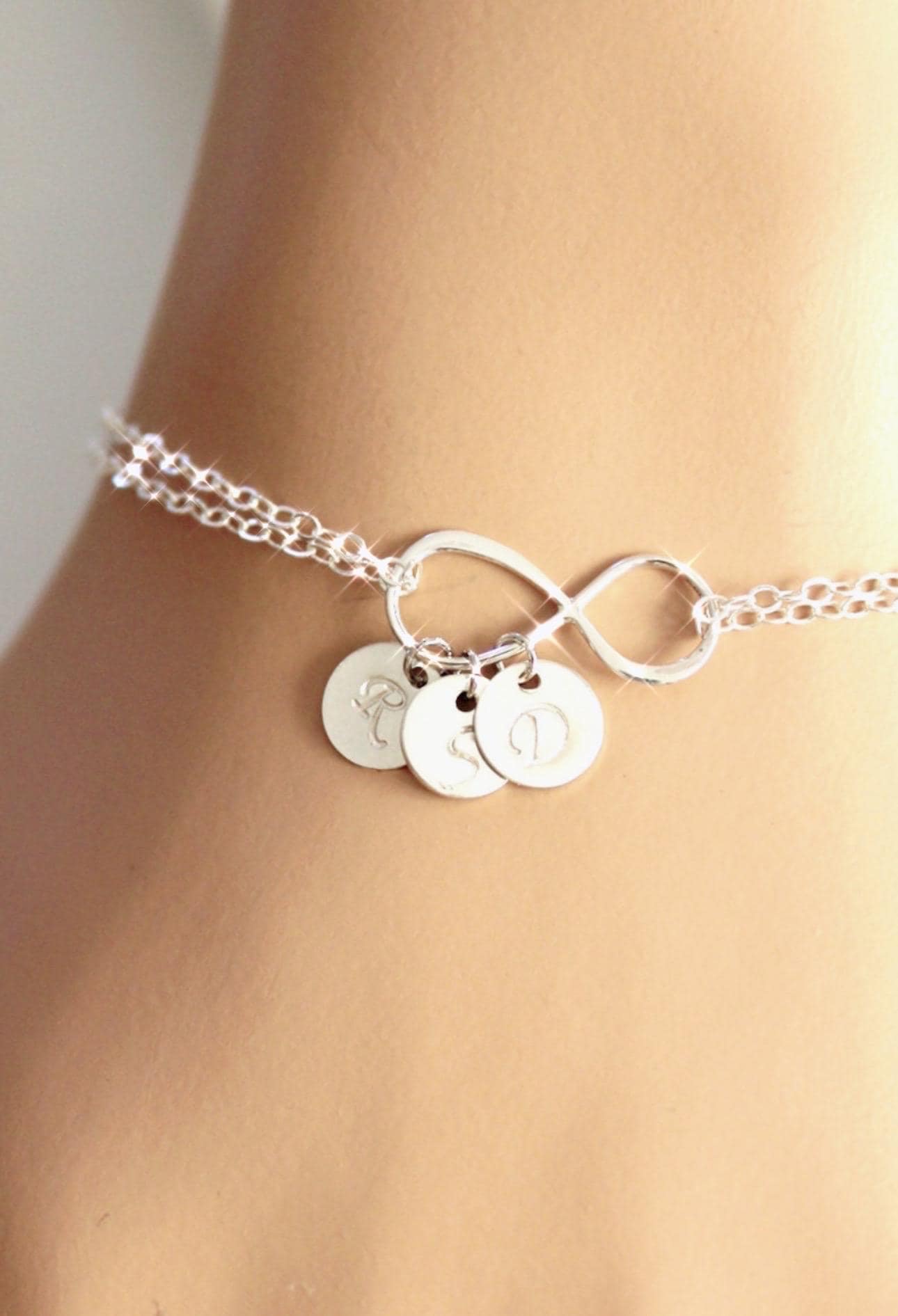 sterling Silber Infinity Armband Personalisierter Initial Anhänger, Schmuck Mit Gravur von BenyDesign