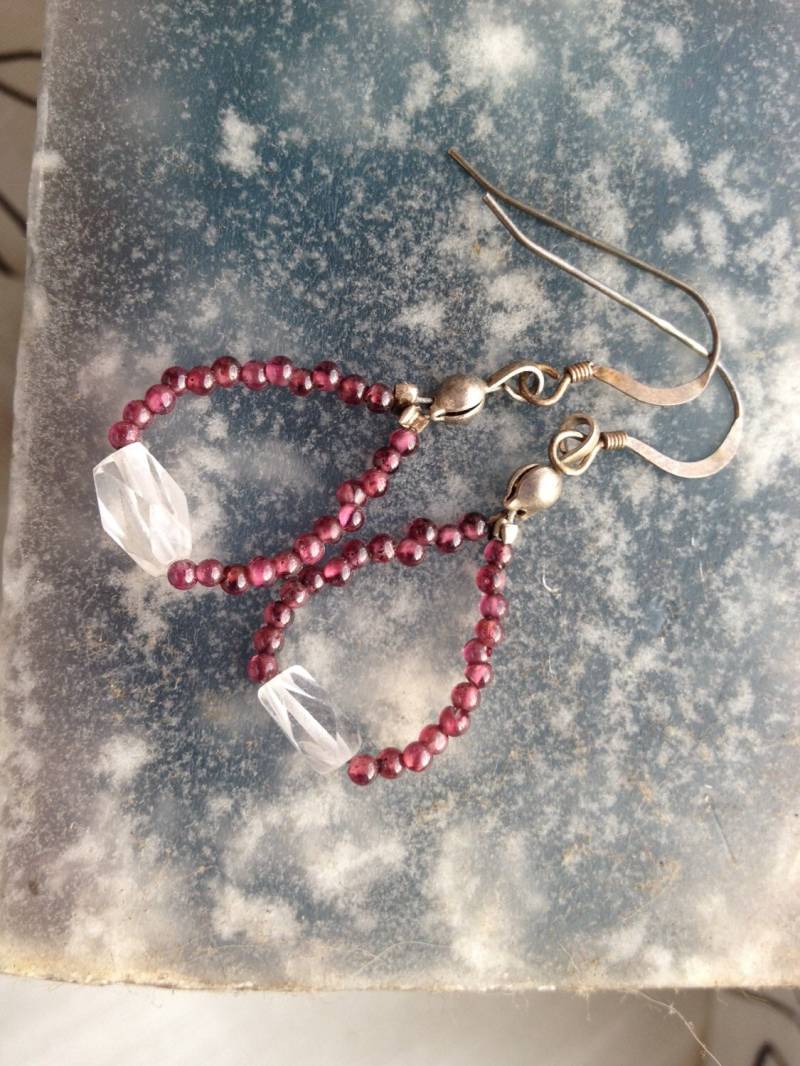 Granat Und Crystal Loop Ohrhänger von Benyamina