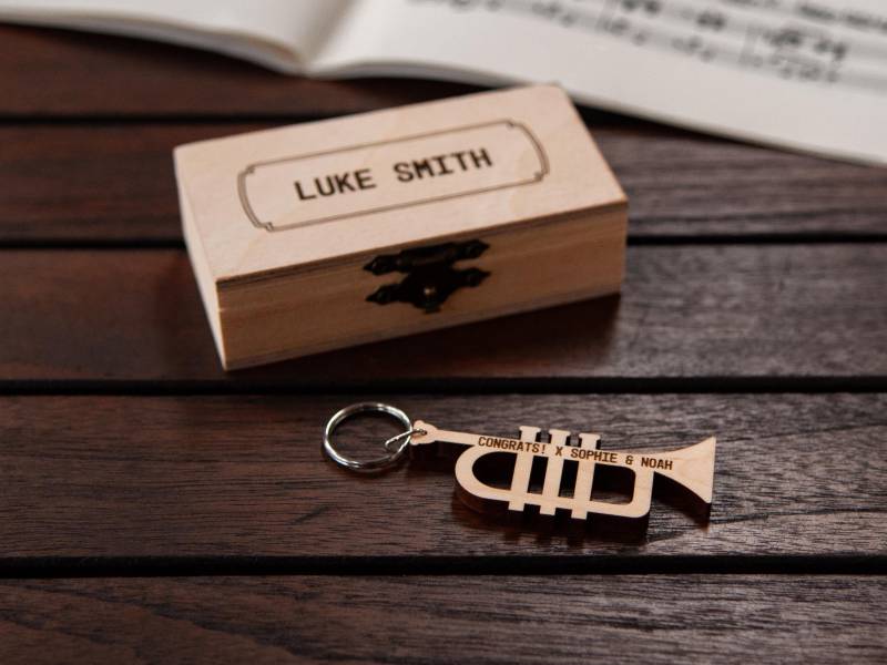 Personalisierte Trompete Schlüsselanhänger Ahorn/Personalisierte Musik Geschenk Holz Keychain von Berbendesign