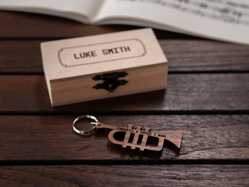 Personalisierte Trompete Keychain Walnuss/Persönliches Musikgeschenk von Berbendesign