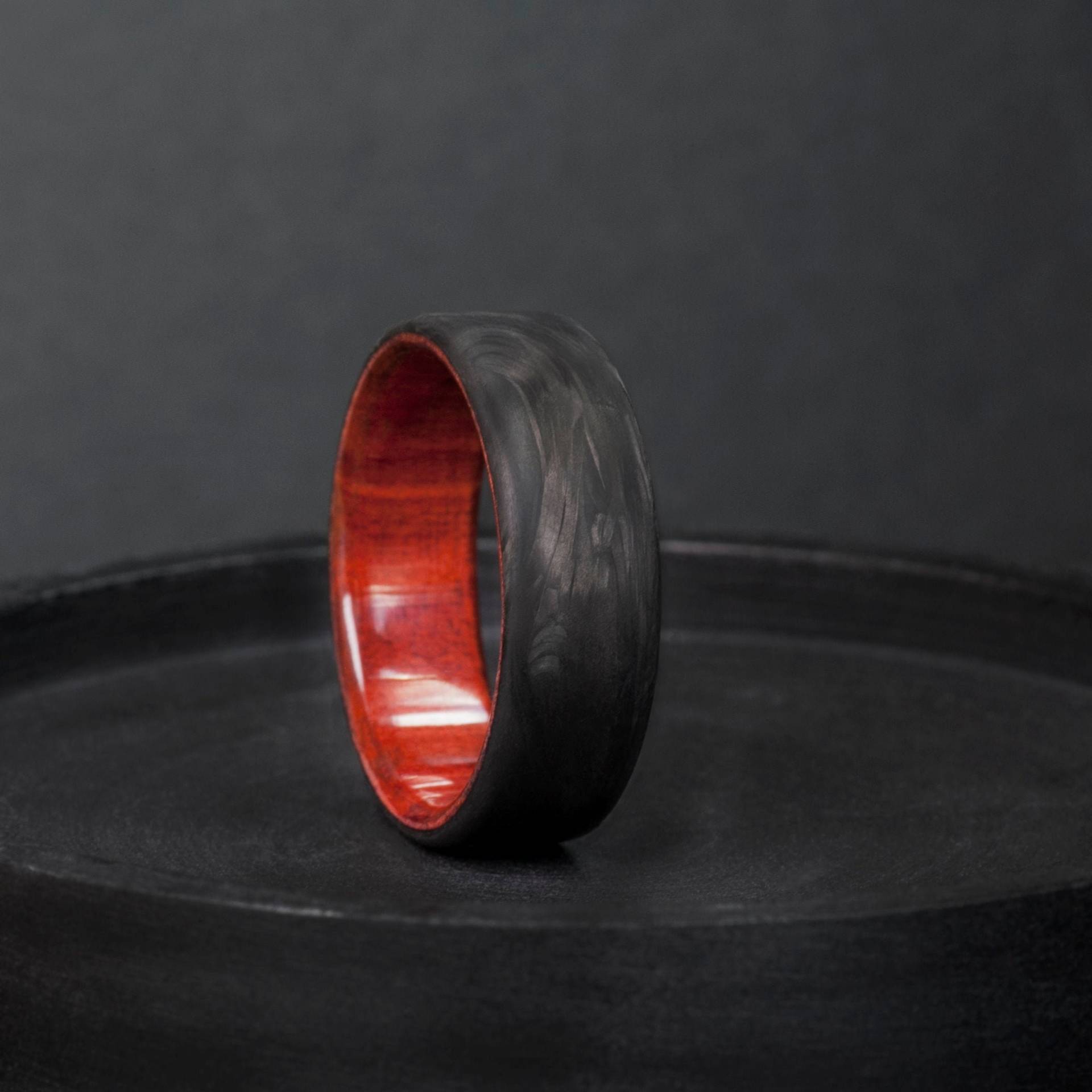 Carbonfaser-Ring Redheart Wood, Geschmiedeter Carbon, Herren-Ehering, Geschenk Für Sie Oder Ihn, Verlobungsring, Valentinstagsgeschenk von BerchJewelry