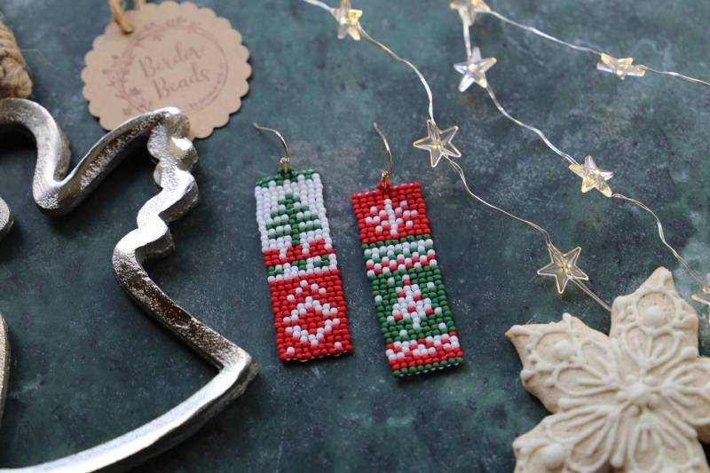 Holly Jolly - Handwoven Beaded Earrings, Little Modern Earrings, Christmas, Holiday Mood, Festive Earrings, Fringe Earrings, Gift For Her Holly Jolly - Handwoven Beaded Earrings, Little Modern Earrings, Christmas, Holiday Mood, Festive Earrings, Fringe Earrings, Gift For Her von BerdorBeads