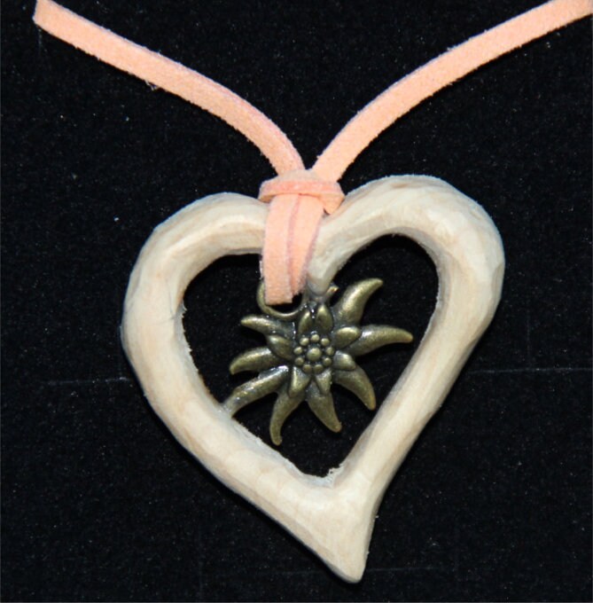 Trachtenherz Aus Zirbenholz Mit Edelweiß Trachtenschmuck Schmuck Valentinstag von BergholzShop