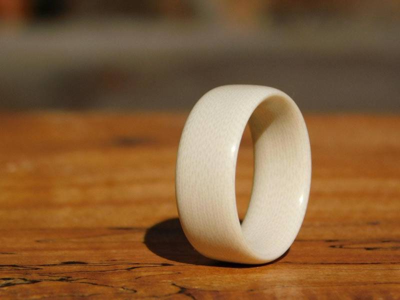Elfenbeinfarbener G10 Ring von Bergksmetalworks