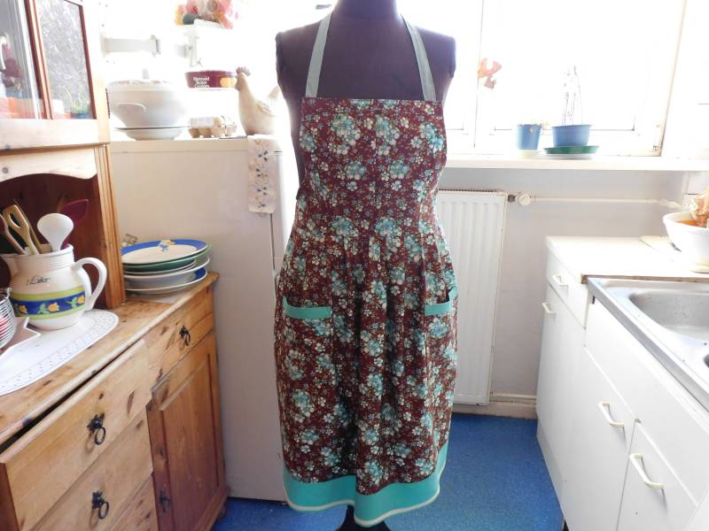 Braune Florale Damenküchenschürze, Kochschürze , Perfektes Geschenk , Backschürze Baumwolle von BerlinBagsHome