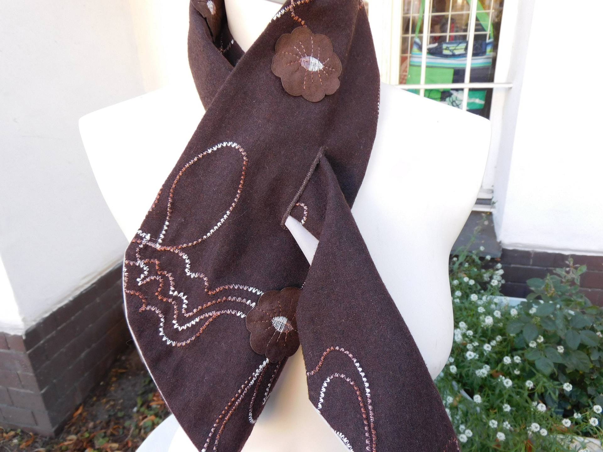 Brauner Wendeschal , Wollschal Mit Stickerei Schal Blumen von BerlinBagsHome