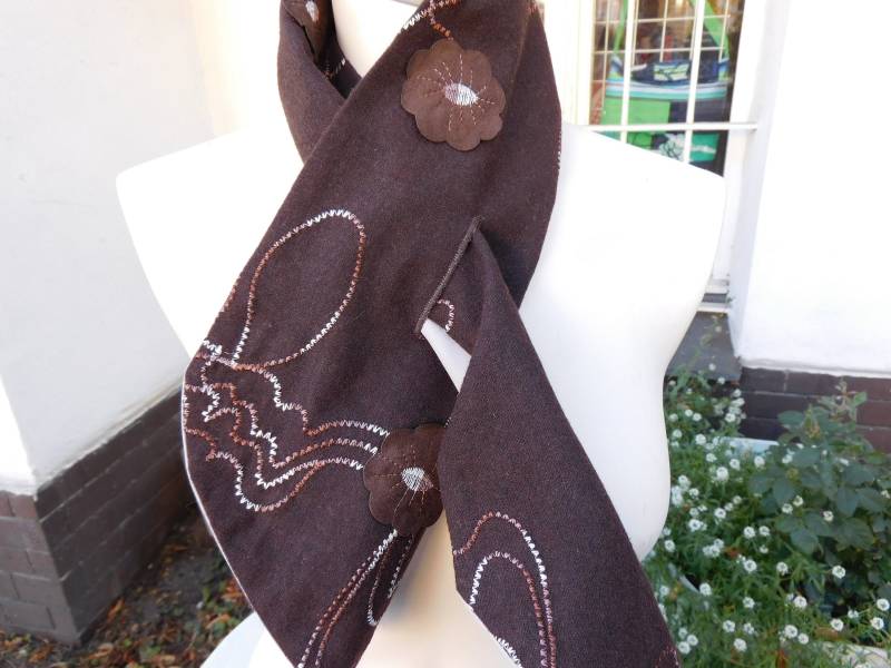 Brauner Wendeschal , Wollschal Mit Stickerei Schal Blumen von BerlinBagsHome