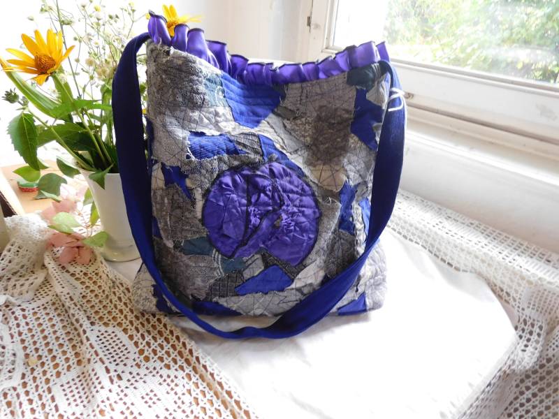 Handgenähte Tasche Patchwork , Umhängetasche Damen Grau Lila Stoff von BerlinBagsHome
