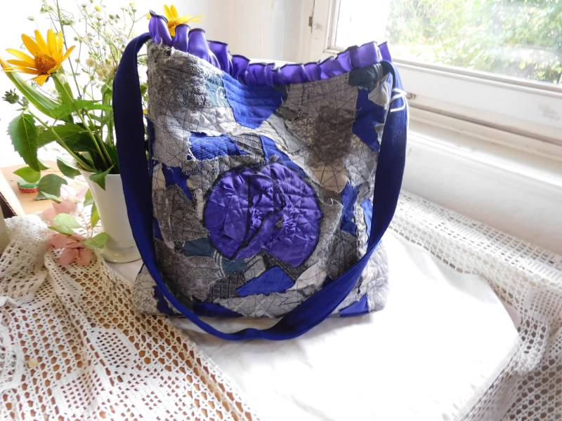 Handgenähte Tasche Patchwork , Umhängetasche Damen Grau Lila Stoff von BerlinBagsHome