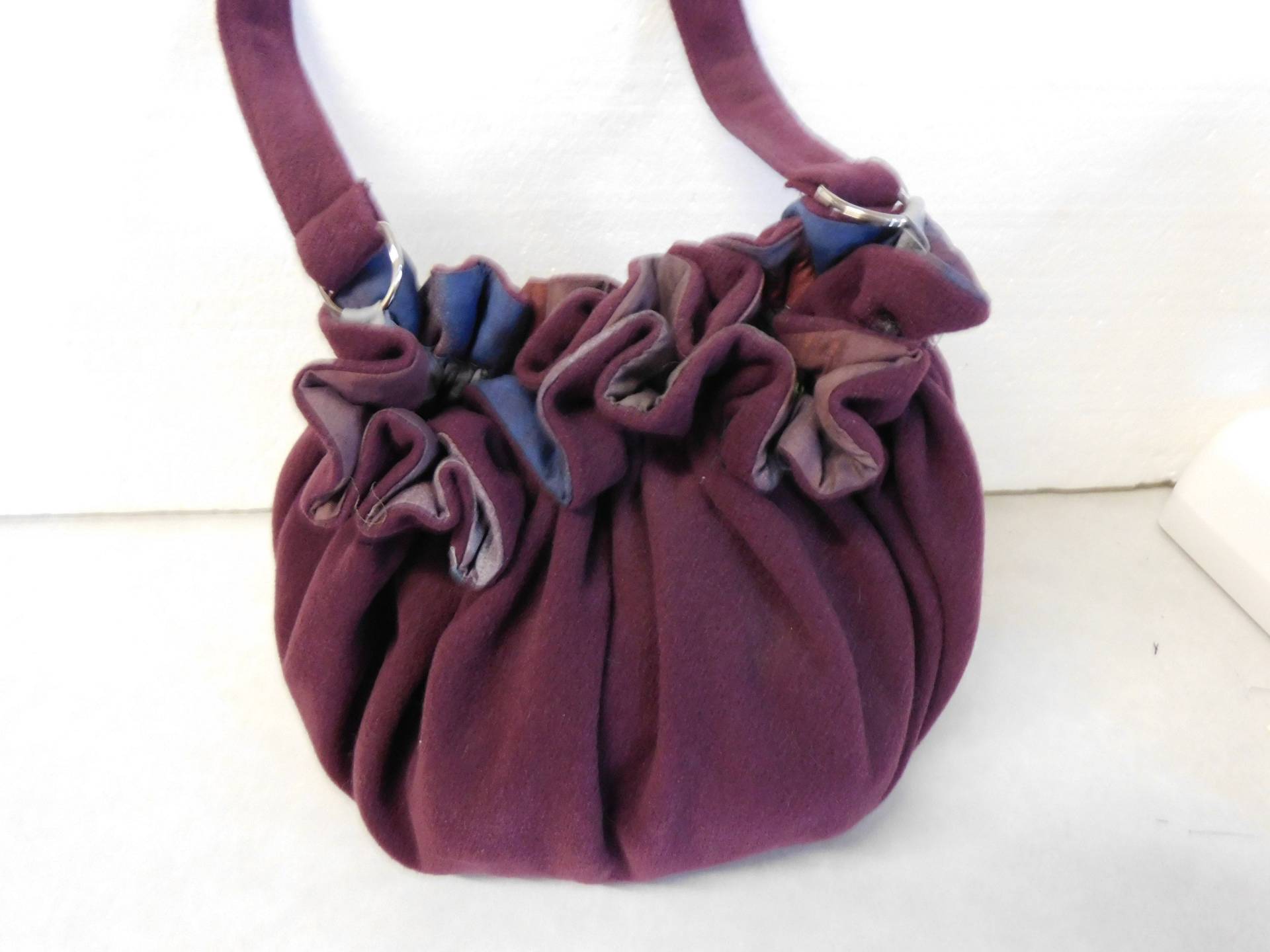 Schulter Tasche Damen Weinrot , Runde Umhängetasche Schultertasche Wolle von BerlinBagsHome