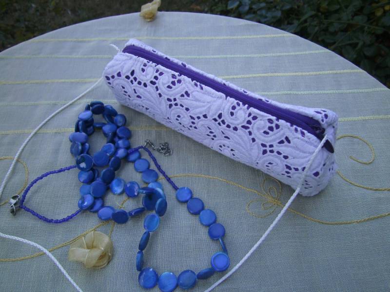 Weiße Make Up Tasche Klein , Kosmetiktasche Damen Spitze Hochzeitstasche von BerlinBagsHome