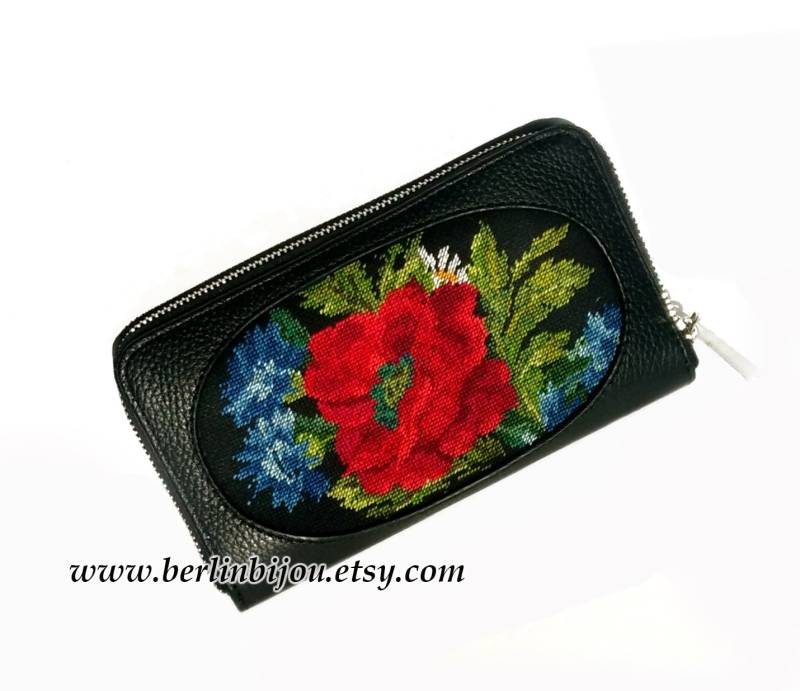 Clutch Handtasche Portmonee Leader Mit Handstickerei Wildblumen von BerlinBijou