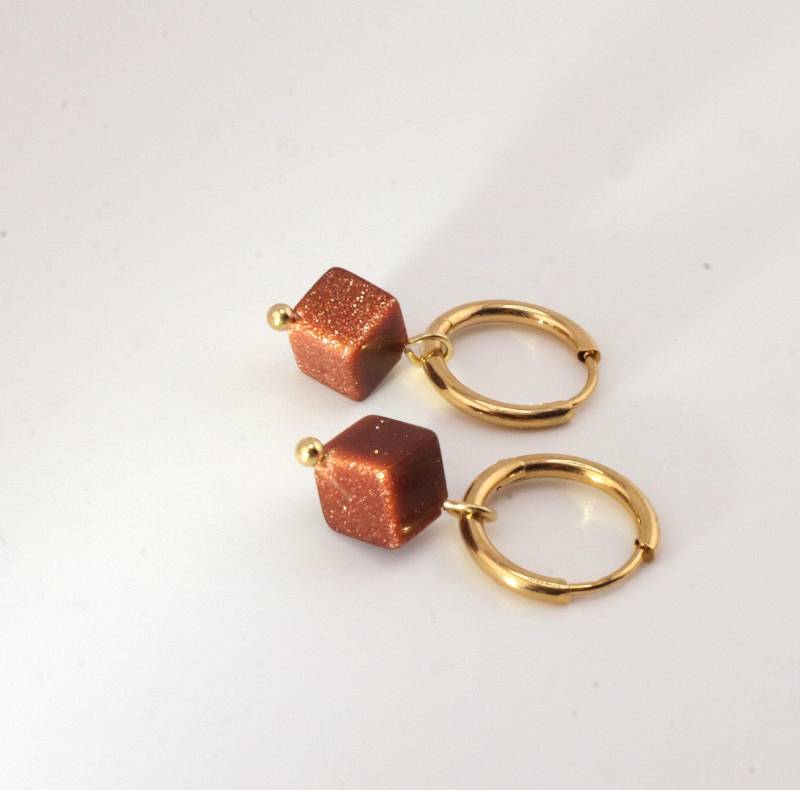 Huggie Creolen Mit Goldfluss Edelstein von BerlinKleinod