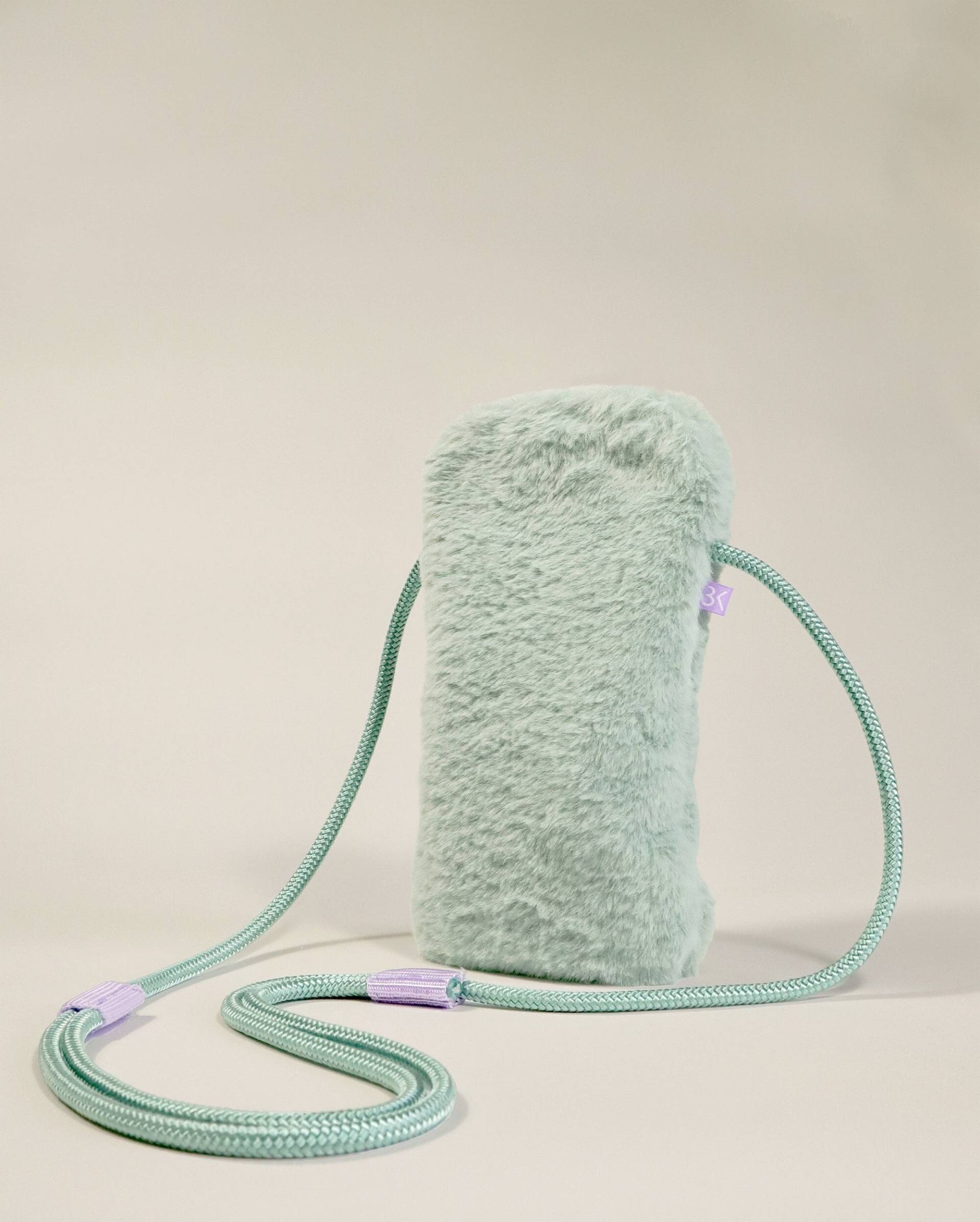 Kleine Umhängetasche Aus Plüsch „Dusty Mint Cozybag" Kleine Umhängetasche Aus Plüsch „Dusty Mint Cozybag" von BerlinKleinod