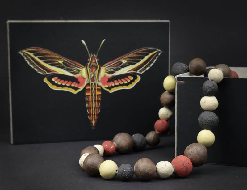 Perlenkette Modell Großer Weinschwärmer Inkl Schmuckschachtel von BerlinKleinod