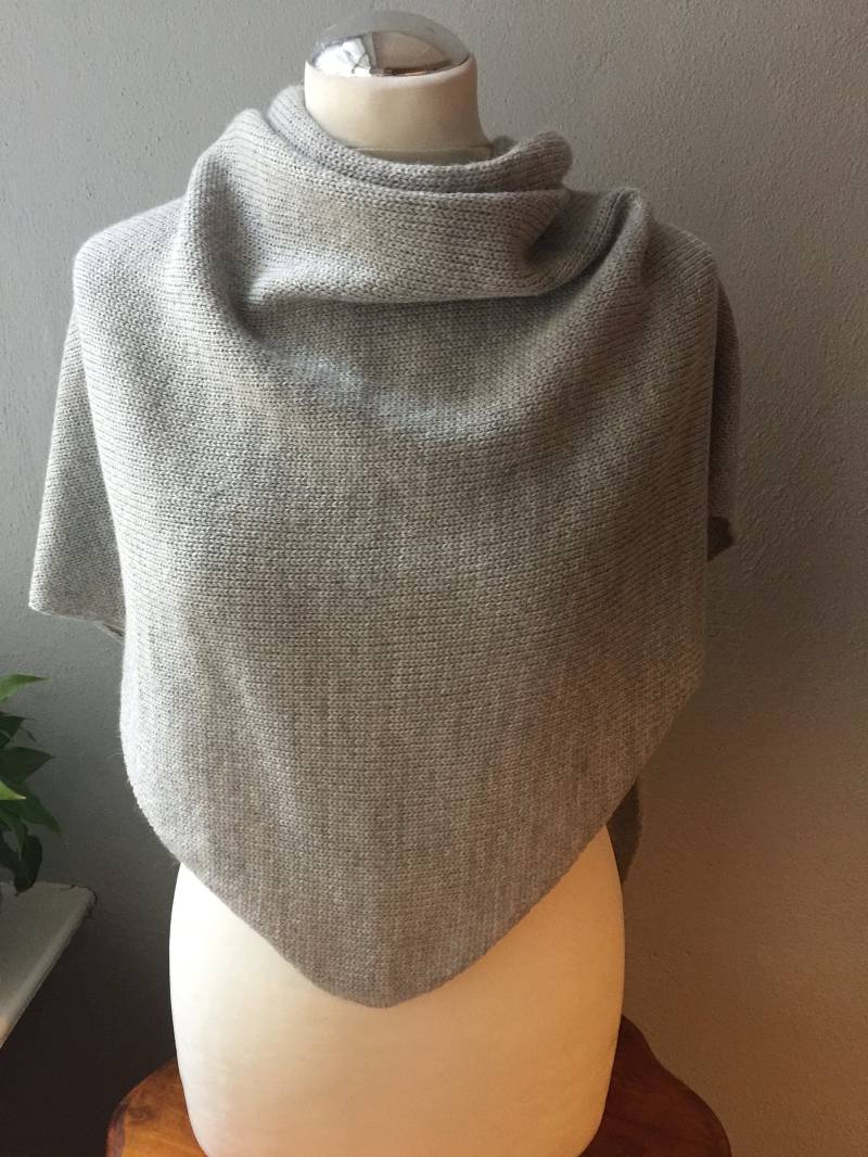 Dreieckstuch 100 % Alpaka Tuch Stola Schultertuch Grau Meliert Wolle Gestrickt Knit Shawl Triangle von BerlinerMasche