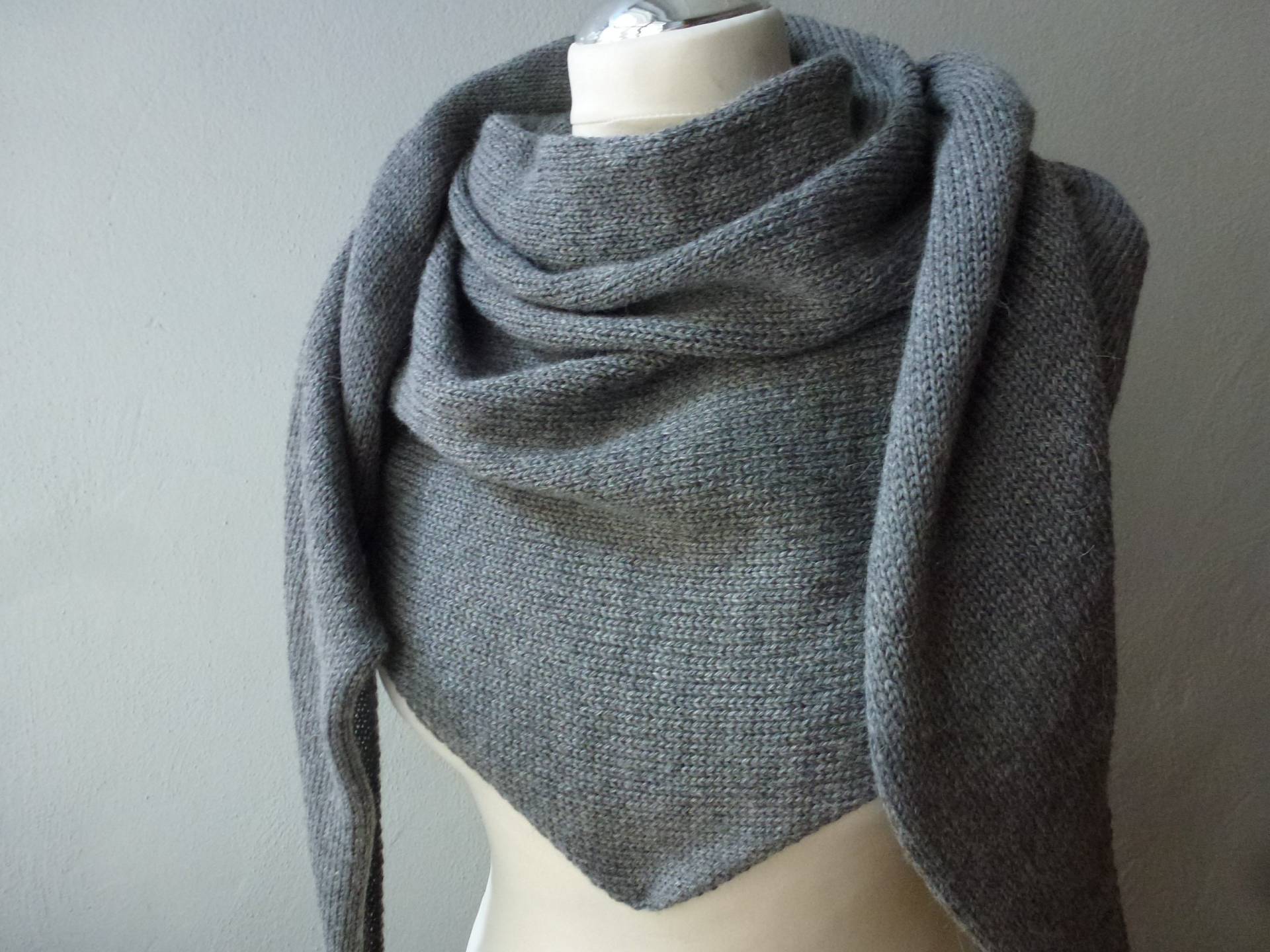 Dreieckstuch 100 % Alpaka Tuch Stola Schultertuch Mittelgrau Meliert Wolle Gestrickt Knit Shawl Triangle Dreieckstuch 100 % Alpaka Tuch Stola Schultertuch Mittelgrau Meliert Wolle Gestrickt Knit Shawl Triangle von BerlinerMasche