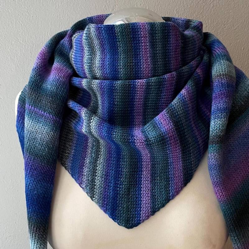 Dreieckstuch Mille Colori Baby Handgestrickt Reine Wolle Merino Fine Viele Blautöne von BerlinerMasche