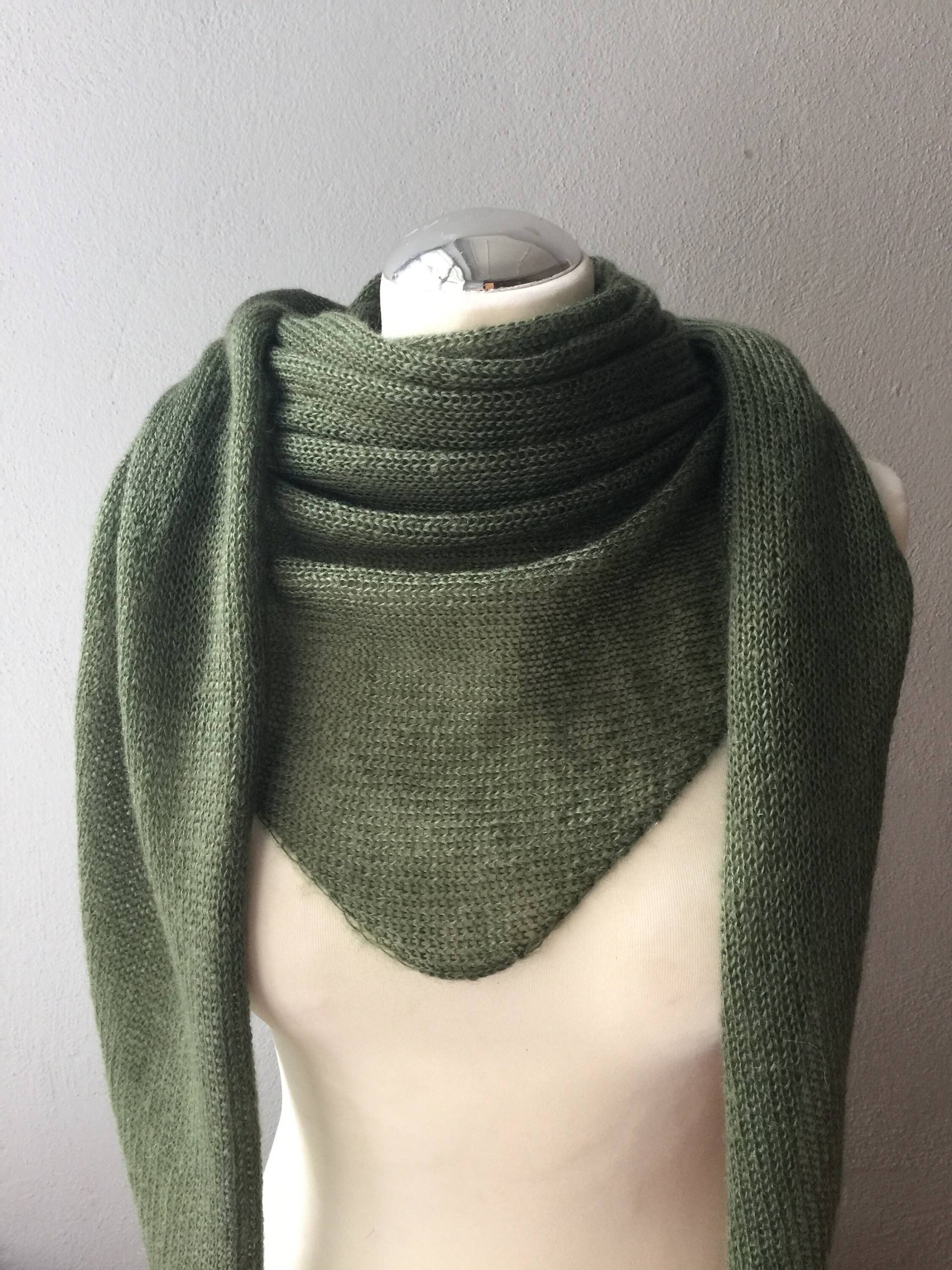 Federleichtes Dreieckstuch, Stola, Schultertuch, Schal, Mohair, Seide, Olivgrün, Frauen, Mädchen, Valentinstag, Geburtstag Federleichtes Dreieckstuch, Stola, Schultertuch, Schal, Mohair, Seide, Olivgrün, Frauen, Mädchen, Valentinstag, Geburtstag von BerlinerMasche