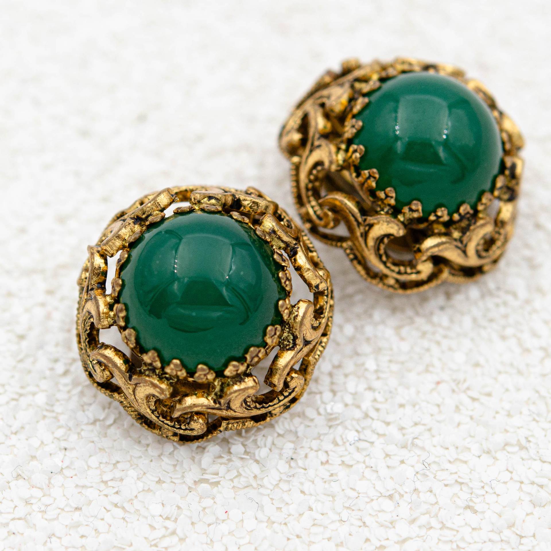 Vintage Faux Jade Ohrringe Blattgold Nicht Durchbohrt Grüner Stein Knopf von BerlinerVintageJewel