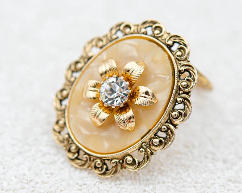 Vintage Gold Blume Tuch-Clip Perlmutt-Schal Ring-Clip Oval Tuch Halter Mit Klarem Kristall April Geburtsstein von BerlinerVintageJewel